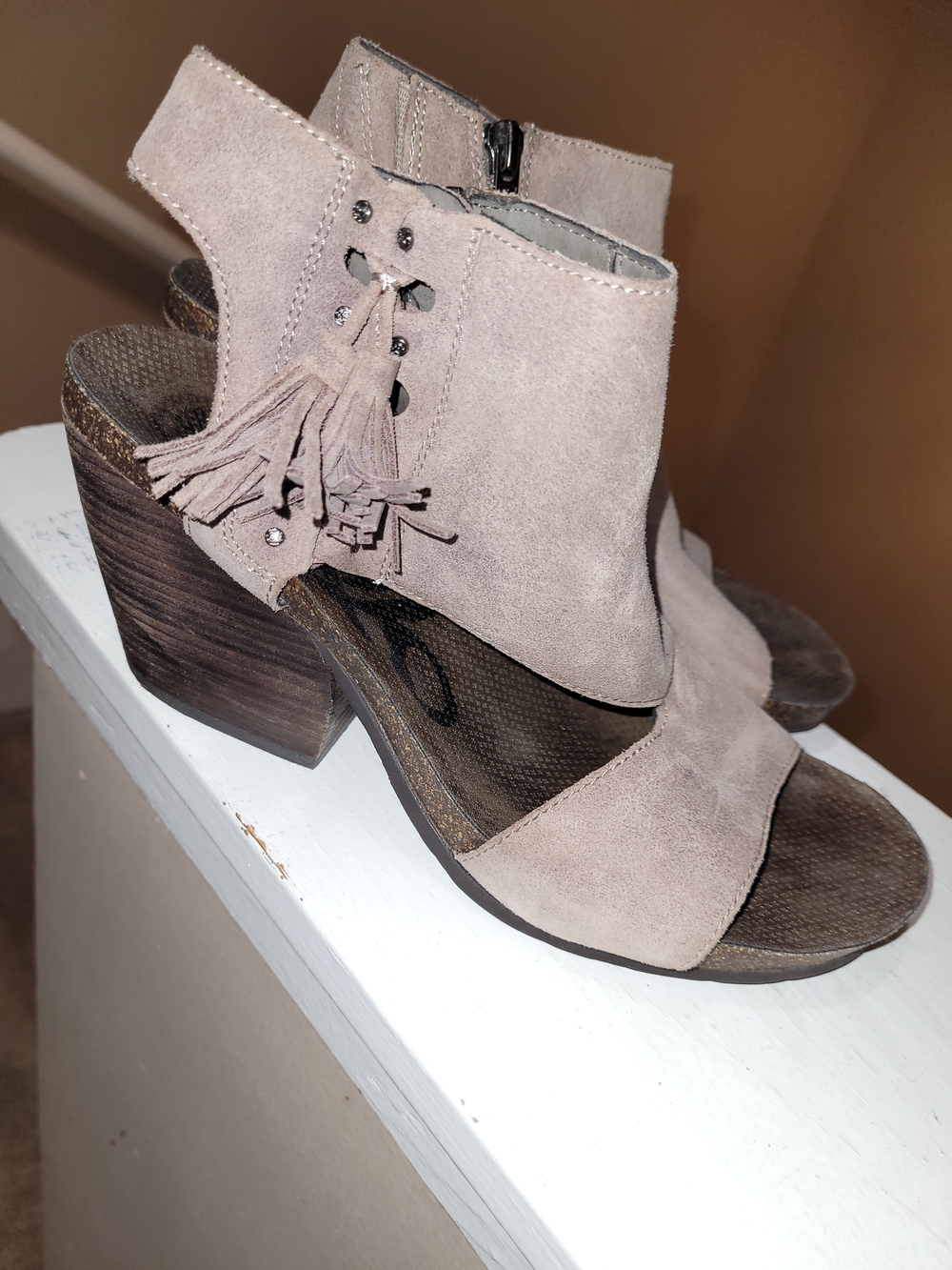 Suede Tassel Open-Toe Block Heel Sandals - Beige